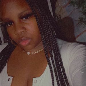 Meet your Posher, Shay-nia